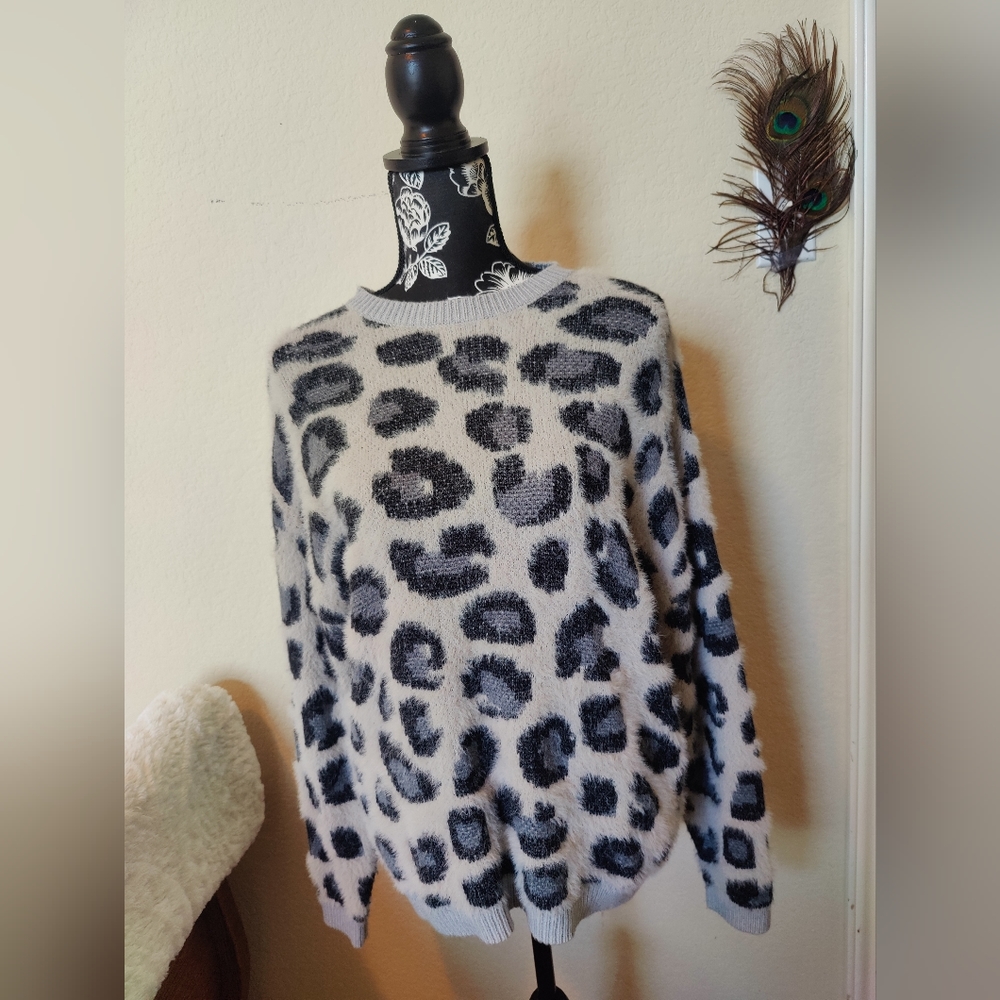 Time And Tru NWOT gray Animal print crew neck sweater 🐆🩶🖤 (S/CH) (Size: 4-6)